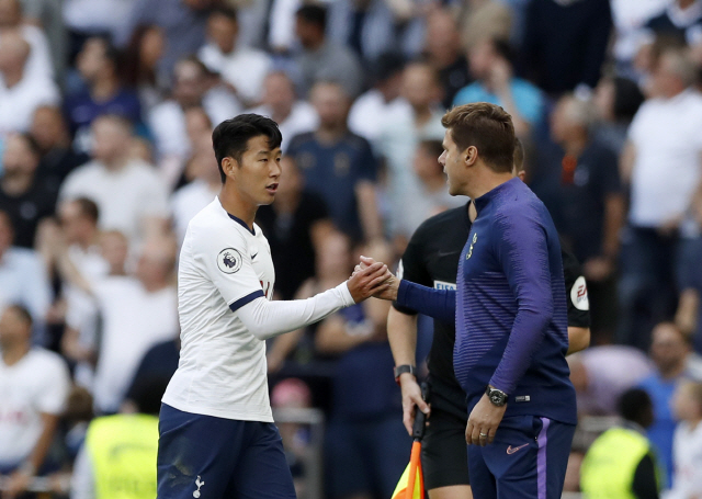 ▲ Tottenham‘s Son Heung-min, left, shakes hands with Tottenham’s manager Mauricio Pochettino after scoring his side‘s third goal during their English Premier League soccer match between Tottenham Hotspur and Crystal Palace at White Hart Lane stadium in London, Saturday, Sept. 14, 2019. (AP Photo/Alastair Grant)    <All rights reserved by Yonhap News Agency>