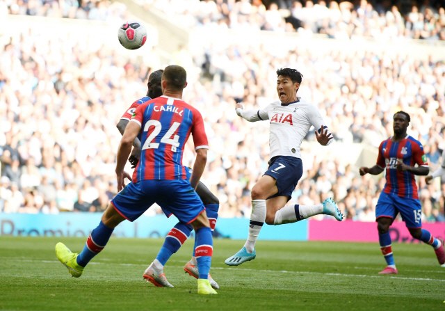 ▲ Soccer Football - Premier League - Tottenham Hotspur v Crystal Palace - Tottenham Hotspur Stadium, London, Britain - September 14, 2019  Tottenham Hotspur‘s Son Heung-min in action with Crystal Palace’s Gary Cahill             Action Images via Reuters/Tony O‘Brien  EDITORIAL USE ONLY. No use with unauthorized audio, video, data, fixture lists, club/league logos or “live” services. Online in-match use limited to 75 images, no video emulation. No use in betting, games or single club/league/player publications.  Please contact your account representative for further details.    <All rights reserved by Yonhap News Agency>