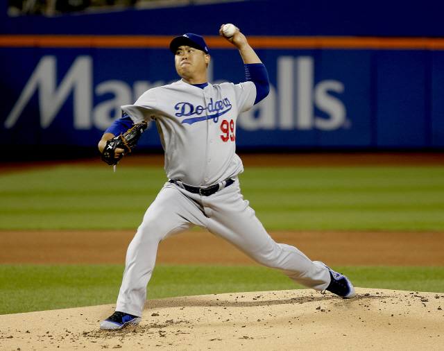▲ Sep 14, 2019; New York City, NY, USA; Los Angeles Dodgers starting pitcher Hyun-Jin Ryu (99) pitches against the New York Mets during the first inning at Citi Field. Mandatory Credit: Andy Marlin-USA TODAY Sports    <All rights reserved by Yonhap News Agency>