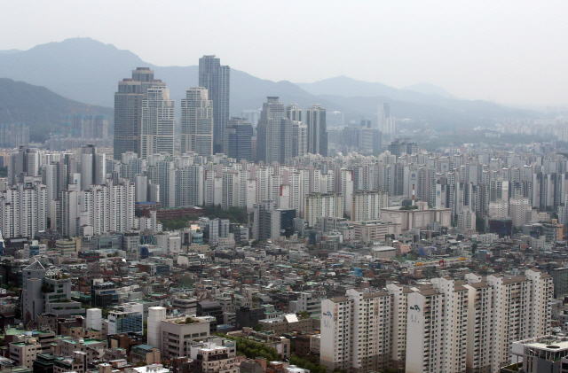 국토교통부는 관할 시장·군수·구청장이 올해 1월 1일 기준 개별 공시지가를 산정, 31일 공시할 예정이라고 30일 밝혔다. 국토부 집계에 따르면 올해 전국 공시지가는 평균 8.03% 올랐다. 서울의 공시지가 상승률은 12.35%로 가장 높았다. 사진은 서울 삼성동 무역센터에서 바라본 강남구 아파트 단지 일대.