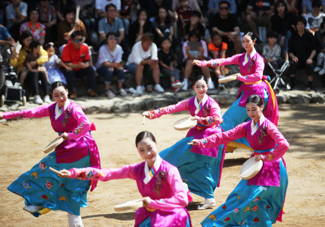 추석 연휴 마지막 날인 15일 오전 경기도 용인시 한국민속촌을 찾은 시민들이 공연을 관람하며 즐거워하고 있다. 