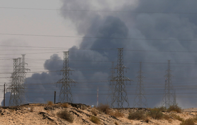 사우디아라비아 아브카이크에 있는 사우디 국영석유회사 아람코의 석유 탈황·정제 시설 단지에서 14일(현지시간) 예멘 반군의 무인기 공격으로 화재가 발생, 연기가 치솟고 있다.