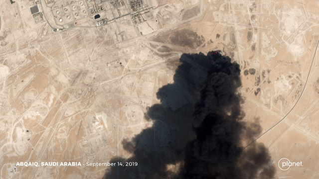 ▲ A satellite image shows an apparent drone strike on an Aramco oil facility in Abqaiq, Saudi Arabia September 14, 2019. Planet Labs Inc/Handout via REUTERS THIS IMAGE HAS BEEN SUPPLIED BY A THIRD PARTY. NO SALES NO ARCHIVES     TPX IMAGES OF THE DAY    <All rights reserved by Yonhap News Agency>