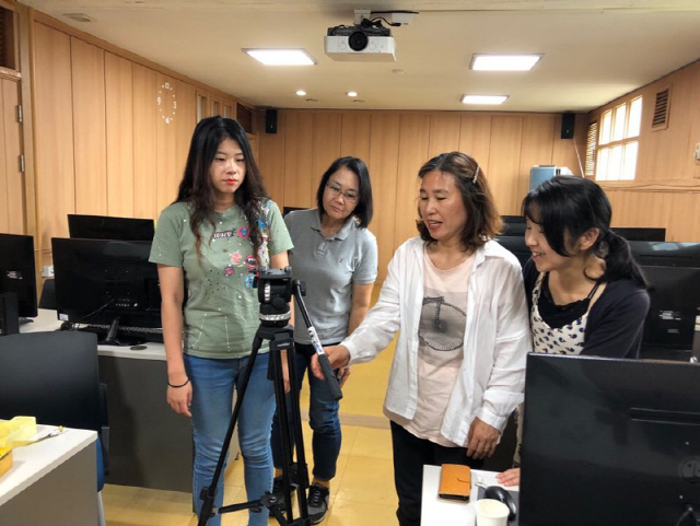 ▲ 이주민여성들이 단편영화 제작을 위해 촬영장비를 배우는 모습.
