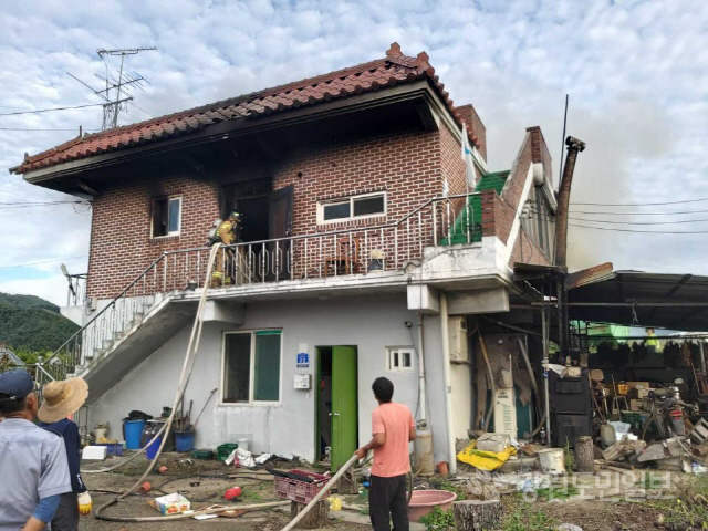 ▲ 1일 오후 4시48분쯤 춘천 남산면 광판리의 한 주택에서 불이 나 1명이 숨지고 2명이 부상을 입었다.사진은 화재현장. 강원도소방본부 제공