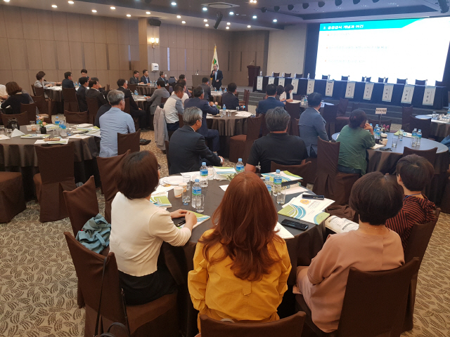 ▲ 강원도와 도교육청이 마련한 강원도 학교급식발전 대토론회가 17일 춘천 스카이컨벤션에서 열렸다.