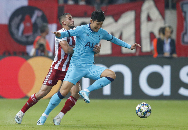 ▲ Tottenham‘s Son Heung-min, right, challenges for the ball with Olympiakos’ Omar Elabdellaoui during the Champions League group B soccer match between Olympiakos and Tottenham, at the Georgios Karaiskakis stadium, in Piraeus port, near Athens, Wednesday, Sept. 18, 2019. (AP Photo/Thanassis Stavrakis)