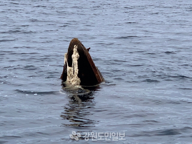 ▲ 20일 고성 문암항 인근 해상에서 발견된 북한 목선.사진제공=동해지방해양경찰청