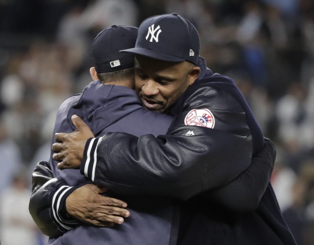 ▲ epa07854866 New York Yankees starting pitcher CC Sabathia (R) hugs New York Yankees manager Aaron Boone (L) after their team defeated the Los Angeles Angels to become the American League East Division Champions during the MLB game between the Los Angeles Angels and the New York Yankees at Yankee Stadium in the Bronx, New York, USA, 19 September 2019.  EPA/JASON SZENES