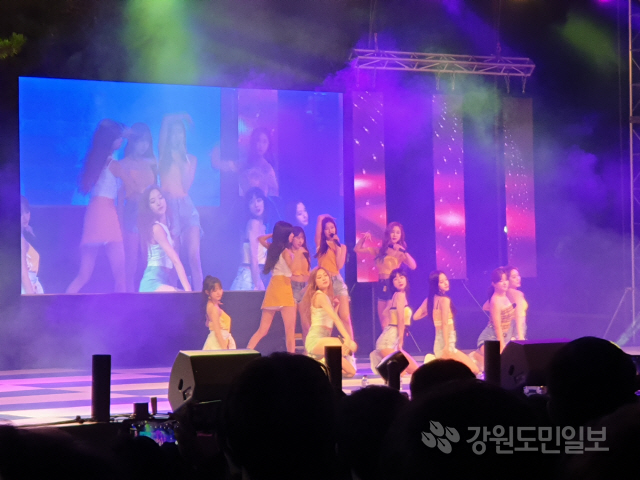 ▲ 강원대 축제인 대동제가 지난 19일 강원대 춘천캠퍼스에서 진행된 가운데 우주소녀가 공연을 하고 있다.