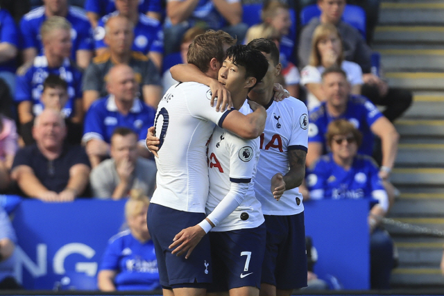 ▲ Tottenham‘s Harry Kane, left, celebrates scoring his side’s first goal with Tottenham‘s Erik Lamela, right, and Tottenham’s Son Heung-min, center, during the English Premier League soccer match between Leicester City and Tottenham Hotspur at the King Power Stadium in Leicester, England, Saturday, Sept. 21, 2019. (AP Photo/Leila Coker)    <All rights reserved by Yonhap News Agency>