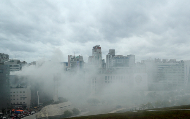 22일 오전 서울 중구 제일평화시장에서 화재가 발생해 인근 지역이 연기로 뒤덮여 있다. 