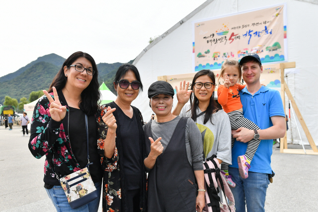 ▲ 대한민국 5일장 박람회가 열린 정선아라리공원을 방문한 써니 몰튼(사진 왼쪽 두번째) 가족이 기념 촬영을 하고 있다.
