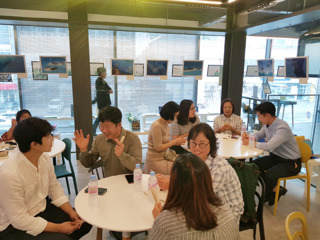 ▲ 지난 21일 강릉 고래서점에서 열린 독서동아리 지원사업 워크숍 모습.