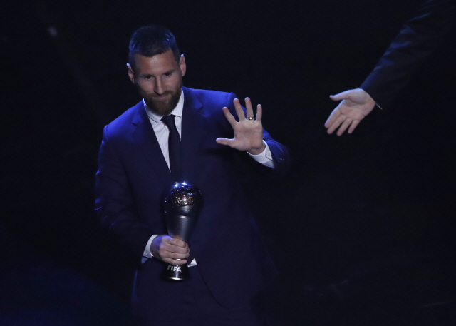 ▲ Argentinian Barcelona player Lionel Messi receives the Best FIFA mens player award during the ceremony of the Best FIFA Football Awards, in Milan&lsquo;s La Scala theater, northern Italy, Monday, Sept. 23, 2019. (AP Photo/Antonio Calanni)