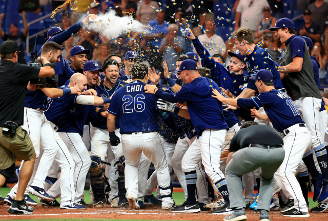 ▲ ST PETERSBURG, FLORIDA - SEPTEMBER 24: Ji-Man Choi #26 of the Tampa Bay Rays celebrates a walk off home run in the 12th inning during a game against the New York Yankees at Tropicana Field on September 24, 2019 in St Petersburg, Florida.   Mike Ehrmann/Getty Images/AFP