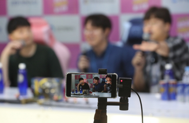 국내 유튜버들이 16일 오후 인천시 연수구 송도동 송도컨벤시아에서 열린 2019 인천국제1인미디어페스티벌에서 관객들 앞에서 방송하고 있다.