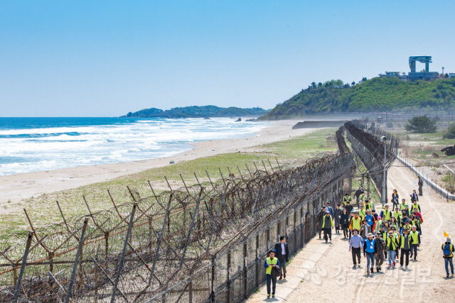 ▲ 고성 DMZ 평화의 길이 처음 개방된 지난 4월 27일 참가자들이 해안 철책을 따라 걷는 모습.
