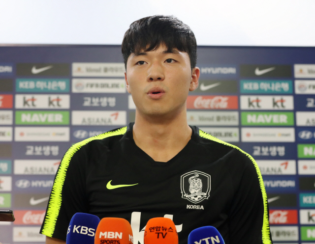  2020년 도쿄올림픽 본선 진출에 도전하는 한국 22세 이하(U-22) 축구 대표팀 이재익 선수가 5일 오후 경기도 파주 국가대표 트레이닝센터(NFC)에서 열린 훈련에 앞서 인터뷰를 하고 있다.