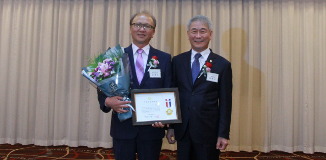 ▲ 김재근(왼쪽) 홍천군의장이 3일 춘천 베어스호텔에서 열린  전국 시군자치구의장협의회에서 지방의정 봉사상을 수상했다.