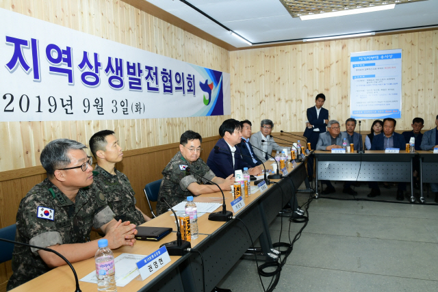 ▲ 화천지역 민군관 지역 상생발전협의회가 2일 27사단에서 군 관계자와 지역 기관단체장들이 참석한 가운데 열렸다.