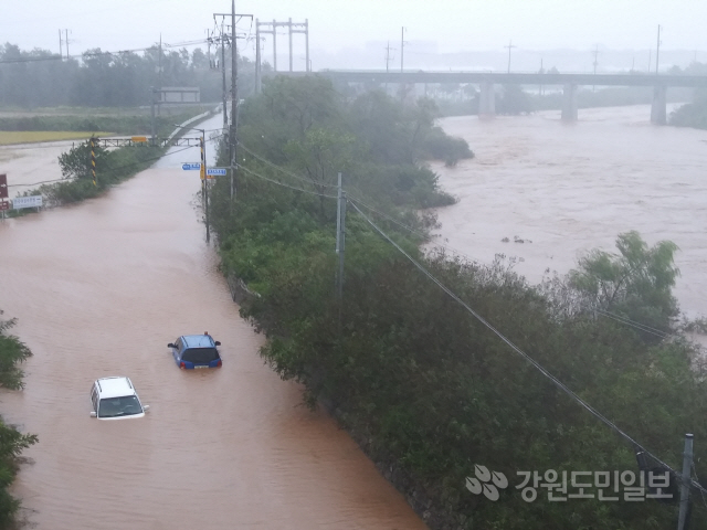 ▲ 3일 제18호 태풍 ‘미탁’의 영향으로 폭우가 쏟아진 강릉에 도로가 침수돼 자동차가 떠다니고 있다.