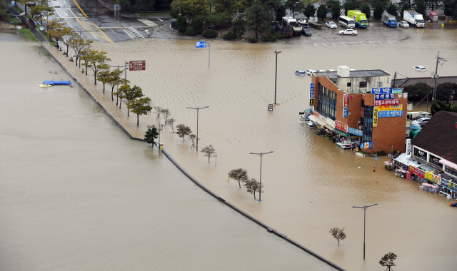 ▲ 제18호 태풍 ‘미탁’의 영향으로 영동지역에 폭우가 내려 피해가 속출했다. 3일 강릉 경포호 인근 상가가 물에 잠겨 있다.   최유진