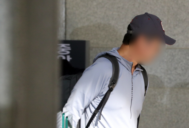 조국 법무부 장관의 동생 조모씨가 1일 조사를 받기 위해 서울 서초구 중앙지검으로 들어서고 있다. 