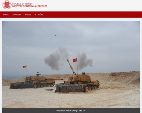▲ 터키 국방부는 10일(현지시간) 홈페이지에 '평화의 샘 작전 개시'라는 설명과 함께 한국 자주포 기술을 도입해 만든 T-155의 포격 사진을 게재했다. 2019. 10. 10