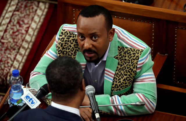 ▲ FILE PHOTO: Ethiopia‘s Prime Minister Abiy Ahmed talks to an unidentified legislator inside the House of Peoples’ Representatives in Addis Ababa, Ethiopia October 25, 2018. REUTERS/Tiksa Negeri/File Photo&#10;&#10;&#10;&#10;<All rights reserved by Yonhap News Agency>