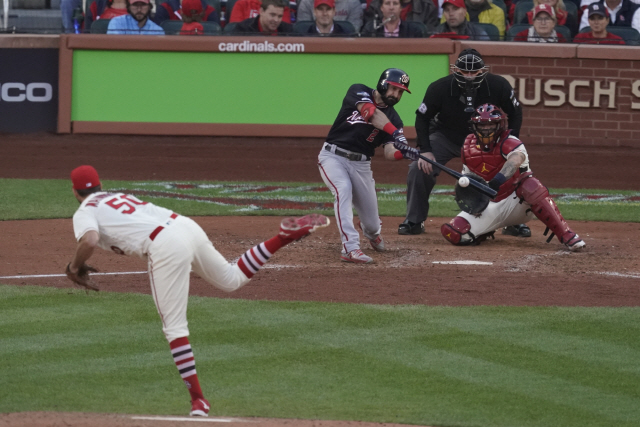 ▲ Washington Nationals&lsquo; Adam Eaton hits a two-run scoring double during the eighth inning of Game 2 of the baseball National League Championship Series against the St. Louis Cardinals Saturday, Oct. 12, 2019, in St. Louis. (AP Photo/Charlie Riedel)