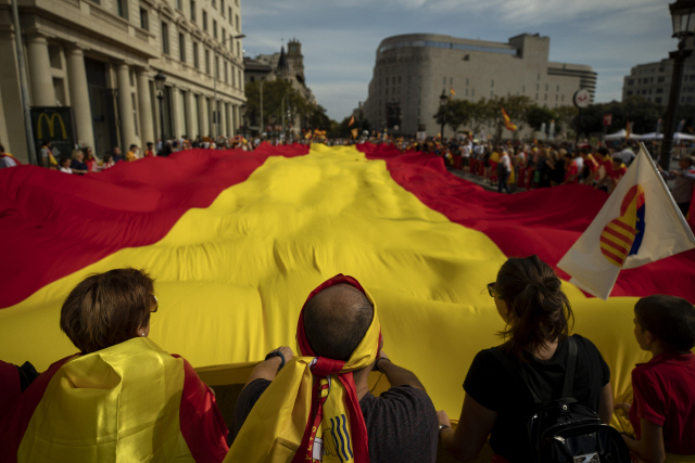 ▲ People hold a huge Spanish flag as they celebrate a holiday known as “Dia de la Hispanidad” or Spain‘s National Day in Barcelona, Spain, Saturday, Oct. 12, 2019. Spain commemorates Christopher Columbus’ arrival in the New World and also Spain‘s armed forces day. (AP Photo/Emilio Morenatti)    <All rights reserved by Yonhap News Agency>