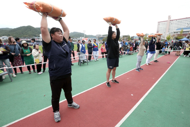 ▲ 제35회 양록제 폐막을 앞둔 지난 12일 읍면별 참가자들이 민속 및 체육경기에서 선의의 경쟁을 펼쳤다.