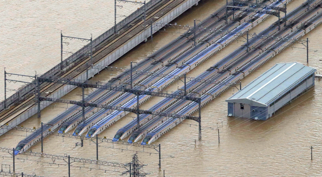 ▲ 태풍에 물에 잠긴 신칸센 차량기지&#10;&#10;    (나가노 EPA/지지=연합뉴스) 강력한 태풍 ‘하기비스’의 영향으로 13일 일본 나가노(長野)현 나가노시에서 고속철도 신칸센(新幹線) 차량기지의 열차들이 범람한 물에 잠긴 모습.&#10;    bulls@yna.co.kr&#10;(끝)&#10;&#10;&#10;<저작권자(c) 연합뉴스, 무단 전재-재배포 금지>