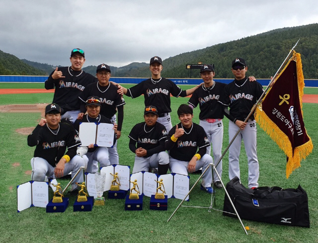 ▲ 원주 동호인야구팀 대표 미라지팀이 최근 열린 강원도 야구소프트볼협회장기 대회 3부 리그에서 우승했다.