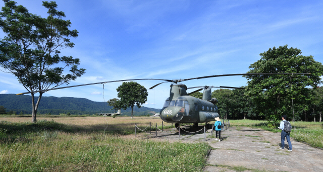 ▲ 베트남전쟁의 최대 격전지 중 한 곳인 케산전투기지 관광지에 미군의 헬기가 전시품으로 놓여있다.