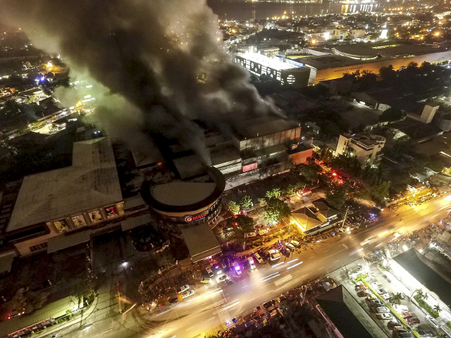▲ epa07925707 A drone photo of a burning mall ignited caused by a Magnitude 6.4 earthquake in General Santos city, Philippines, 16 October 2019. According to local reports, several people are injured after the magnitude 6.4 earthquake struck southern Philippines.  EPA/AJ RESANE    <All rights reserved by Yonhap News Agency>