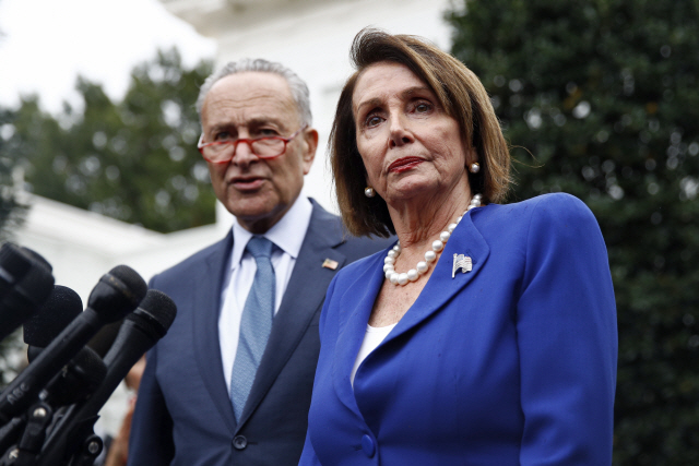 ▲ House Speaker Nancy Pelosi of Calif., right, speaks with members of the media alongside Senate Minority Leader Sen. Chuck Schumer of N.Y., outside of the West Wing of the White House after a meeting with President Donald Trump, Wednesday, Oct. 16, 2019, in Washington. (AP Photo/Patrick Semansky)    <All rights reserved by Yonhap News Agency>
