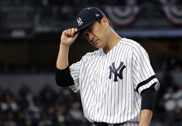 ▲ NEW YORK, NEW YORK - OCTOBER 17: Masahiro Tanaka #19 of the New York Yankees is taken out of the game against the Houston Astros during the sixth inning in game four of the American League Championship Series at Yankee Stadium on October 17, 2019 in New York City.   Elsa/Getty Images/AFP