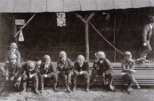 ▲ 옛 광산 근로자들의 모습.
