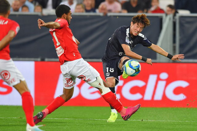 ▲ Bordeaux&lsquo;s Korean forward Ui-Jo Hwang (R) passes the ball during the French L1 football match between Bordeaux and Brest on September 21, 2019, at the Matmut Atlantique stadium in Bordeaux, southwestern France. (Photo by NICOLAS TUCAT / AFP)