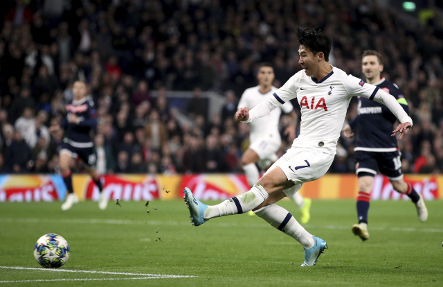 ▲ Tottenham Hotspur&lsquo;s Son Heung-min, center, scores his side&rsquo;s third goal of the game during the Champions League Group B match against Red Star at Tottenham Hotspur Stadium, London, Tuesday Oct. 22, 2019. (Nick Potts/PA via AP)