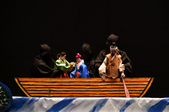 ▲ 정선군은 30일 오후 문화예술회관에서 소리인형극 정선아리랑을 무대에 올렸다.