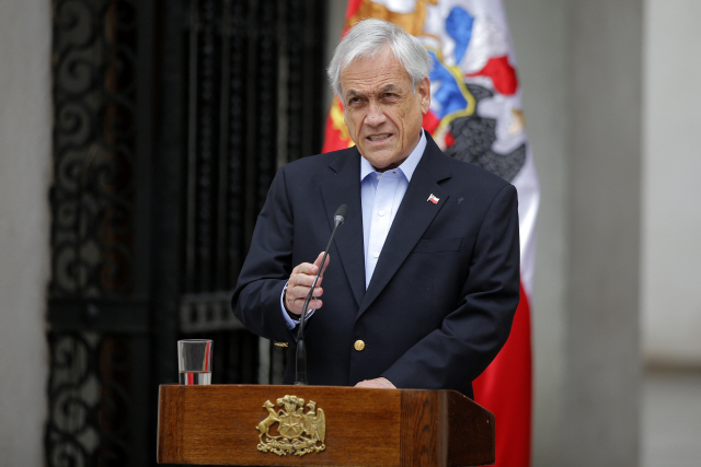 ▲ (FILES) In this file photo taken on October 26, 2019, Chilean President Sebastian Pinera addresses the nation in Santiago. - Chile pulled out of organizing APEC (Asia-Pacific Economic Cooperation) summit and Cop 25 (2019 United Nations Climate Change Conference) due to the social crisis, President Sebastian Pinera reported on October 30. (Photo by Pedro Lopez / AFP)    <All rights reserved by Yonhap News Agency>