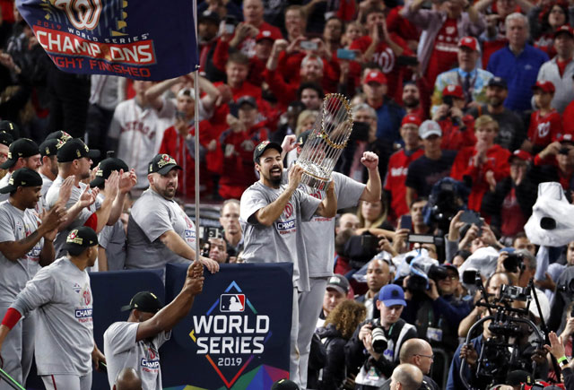 ▲ HOUSTON, TEXAS - OCTOBER 30: Anthony Rendon #6 of the Washington Nationals hoists the Commissioners Trophy after defeating the Houston Astros 6-2 in Game Seven to win the 2019 World Series in Game Seven of the 2019 World Series at Minute Maid Park on October 30, 2019 in Houston, Texas.   Tim Warner/Getty Images/AFP == FOR NEWSPAPERS, INTERNET, TELCOS &amp; TELEVISION USE ONLY == <All rights reserved by Yonhap News Agency>