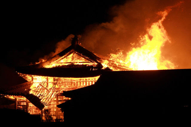 ▲ 31일 일본 오키나와 나하에 있는 세계문화유산 슈리(首里) 성(城) 본관이 불타고 있다. 화재 원인은 아직 밝혀지지 않았으며 인명피해에 대한 보고는 없다.