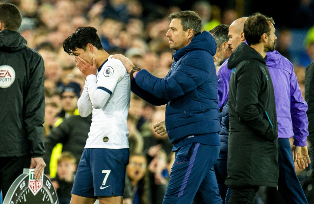 ▲ epa07970274 Tottenham Hotspur‘s Son Heung-min (L) reacts after tackling Everton’s Andre Gomes causing an injury to the Everton player during the English Premier League soccer match between Everton FC and Tottenham Hotspur at the Goodison Park in Liverpool, Britain, 03 November 2019.  EPA/PETER POWELL EDITORIAL USE ONLY. No use with unauthorized audio, video, data, fixture lists, club/league logos or ‘live’ services. Online in-match use limited to 120 images, no video emulation. No use in betting, games or single club/league/player publications    <All rights reserved by Yonhap News Agency>
