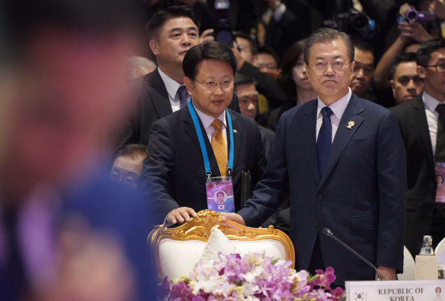 ▲ 문재인 대통령이 4일 오전 방콕 임팩트 포럼에서 열린 아세안+3 정상회의에 입장하고 있다.