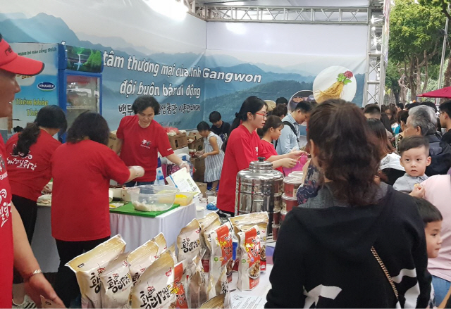 ▲ 강원유통업협회(회장 이선희)는 지난 8&sim;10일 베트남 하노이에서 열린 한-베 음식문화축제에 참가해 강원지역에서 생산된 청정 먹거리를 선보였다.