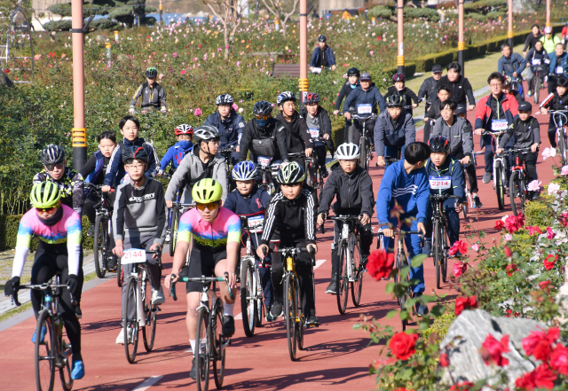 ▲ 제12회 삼척시민 자전거대행진이 지난 9일 삼척 장미공원 일원에서 김양호 시장 과 시민들이 참여한 가운데 열렸다.